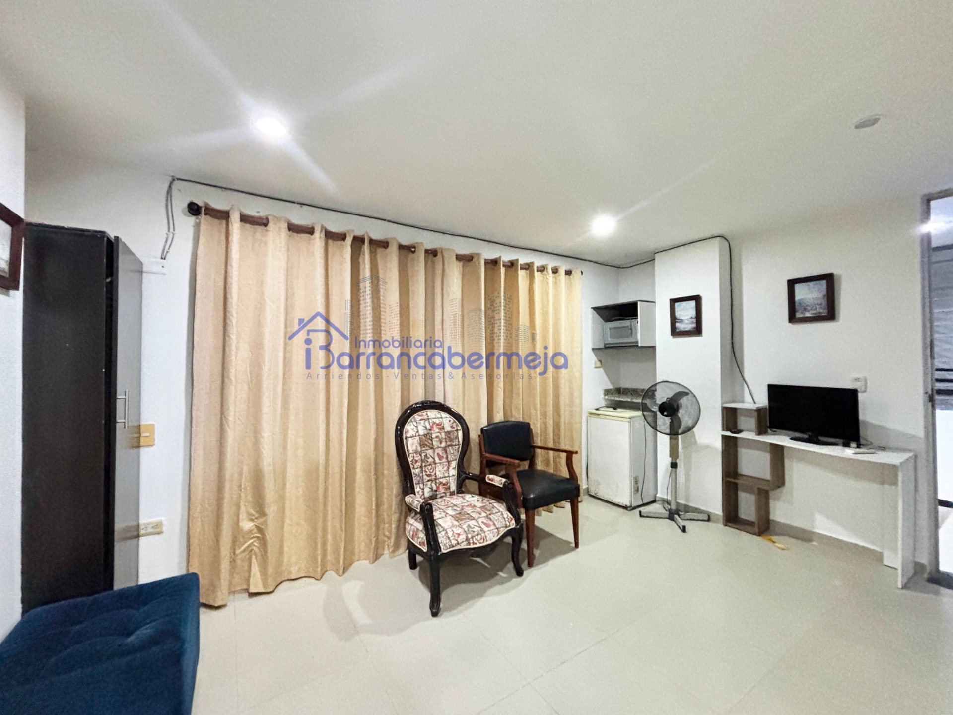 APTO ESTUDIO SEMI AMOBLADO EN ARRIENDO